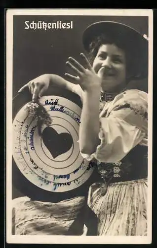AK Ein Schützenliesl mit Zielscheibe