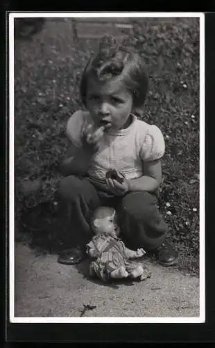 Foto-AK Kleines Mädchen mit Puppe und Butterbrot
