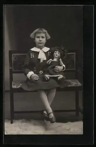 Foto-AK Mädchen mit Puppe auf einer Bank