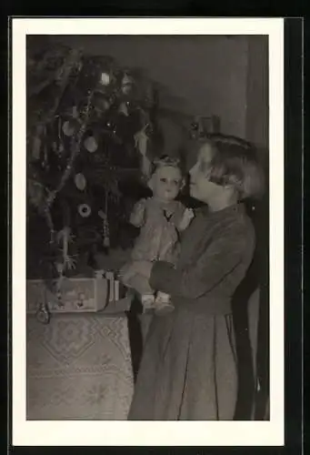 Foto-AK Mädchen mit Puppe unterm Christbaum