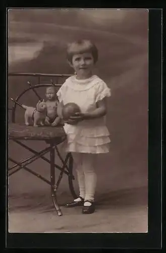 Foto-AK Kleines Mädchen mit Puppe und Spielzeughund