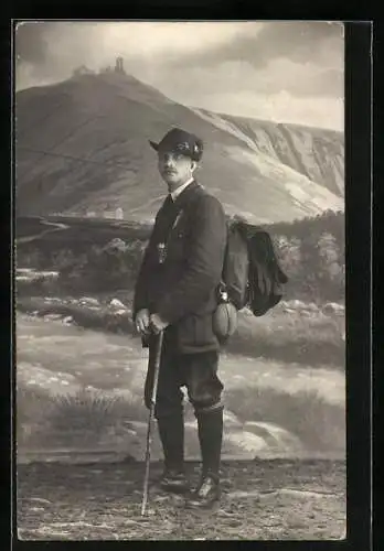 Foto-AK Junger Bergsteiger vor Kulissenlandschaft