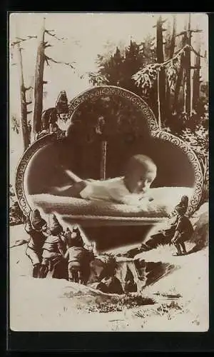 Foto-AK Baby auf einer Liege, Zwerge im Wald