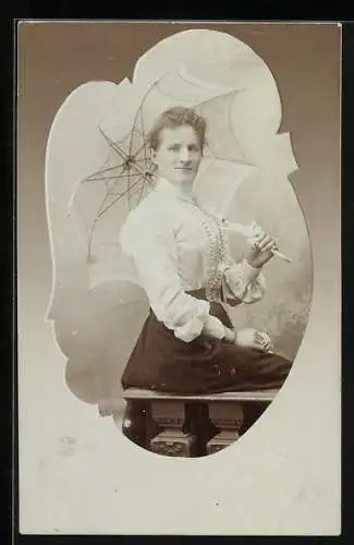Foto-AK Junge Dame mit Schirm im Passepartout