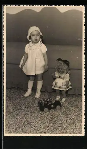 Foto-AK Kleines Mädchen mit grosser Puppe und Spielzeugauto