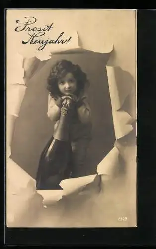 AK Kleines Kind mit grosser Sektflasche hinter zerrissenem Papier