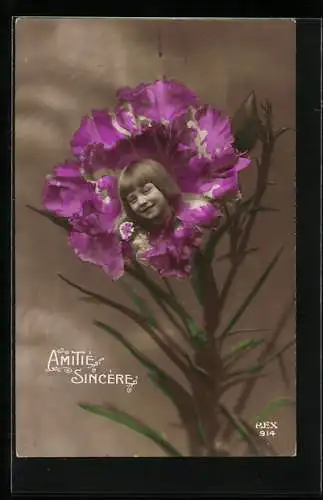 AK Kleiner Mädchenkopf inmitten einer lilanen Blüte