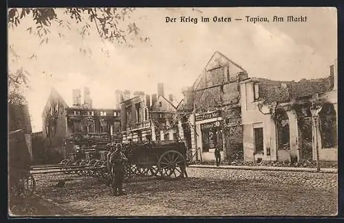 Foto-AK Tapiau, Trainwagen vor zerstörten Gebäuden