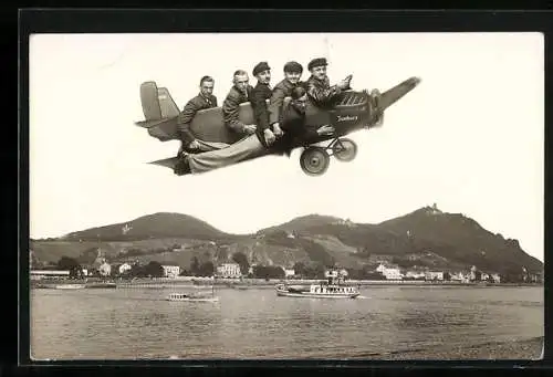 Foto-AK Männer in einem Junkers-Flugzeug