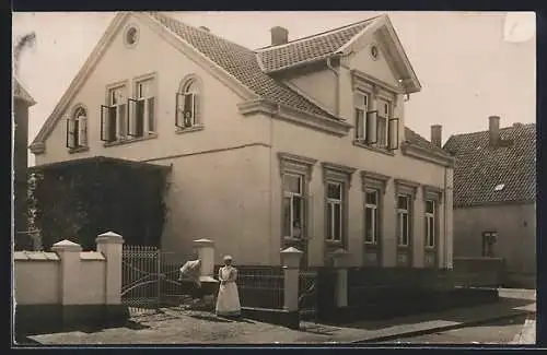 Foto-AK Bielefeld, Villa mit Krankenschwester und Kinderwagen