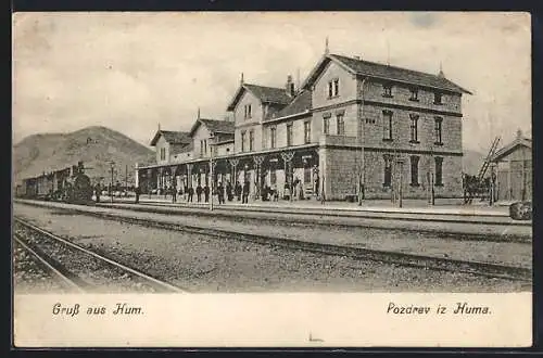 AK Hum, Bahnhof mit einfahrendem Zug