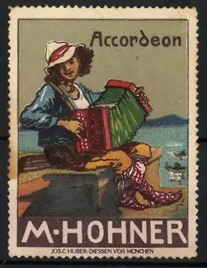 Reklamemarke Accordeon von M. Hohner, Mann spielt am Ufer auf einem Akkordeon