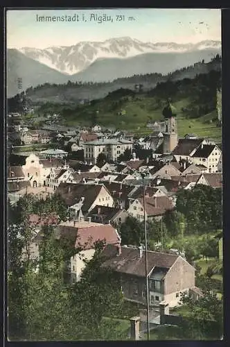 AK Immenstadt i. Algäu, Panorama aus der Vogelschau mit Kirchturm und Bergkette