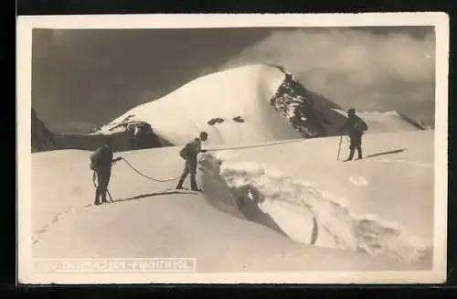 AK Guslarjoch, Fluchthoegl, Bergsteiger an einer Gletscherspalte