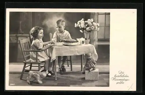 AK Zwei Kinder am Kuchentisch mit Stoffhund und Puppe, Namenstagsgruss