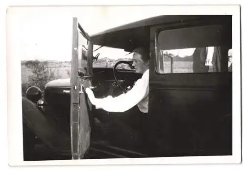 Fotografie Auto, junge Dame am Steuer sitzend