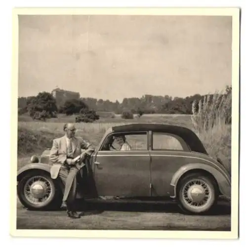 Fotografie Tucht, Düsseldorf, Auto DKW Cabrio, Knabe sitzt am Steuer vom Cabriolet