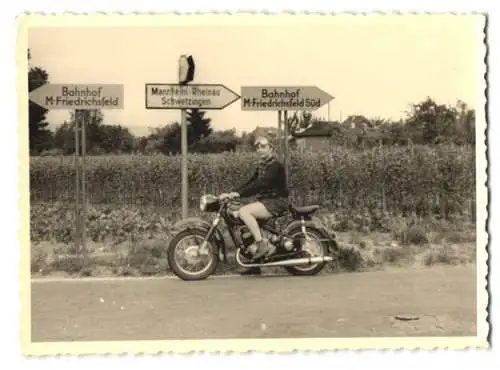 Fotografie Motorrad Adler, Kradfahrer neben Wegweiser bei Mannheim