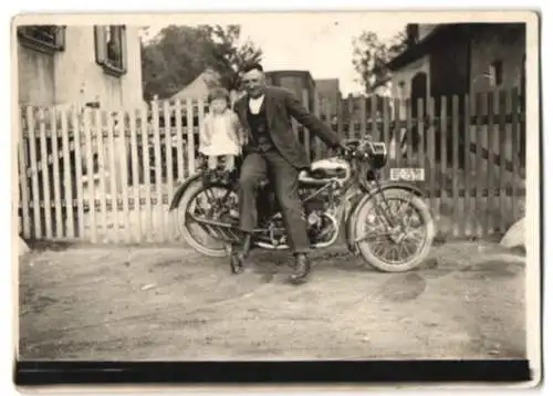 Fotografie Motorrad Triumph, Vater & Tochter auf Krad sitzend