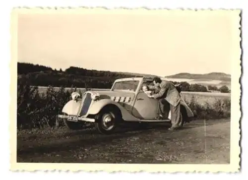 Fotografie Auto Cabrio, glückliches Paar mit Cabriolet