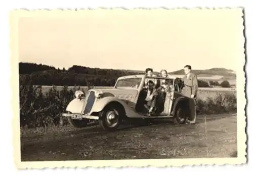 Fotografie Auto Cabrio, Paare bei einer Ausfahrt mit Cabriolet