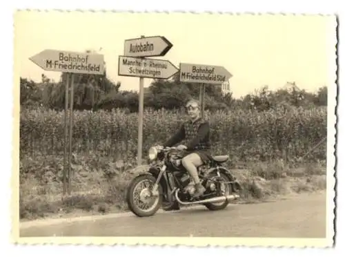 Fotografie Motorrad Adler, Bursche auf Krad vor Autobahn-Wegweiser bei Mannheim