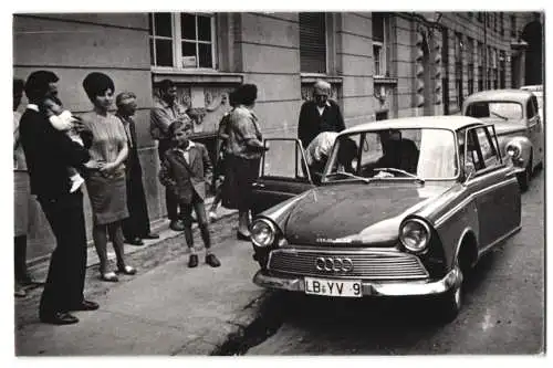 Fotografie Auto DKW F12, Familie hat sich neben PKW versammelt