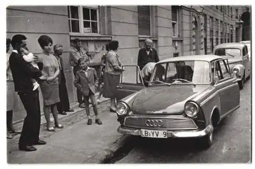 Fotografie Auto DKW F12, Familie hat sich neben PKW versammelt