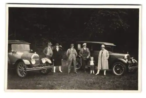 Fotografie Auto, begüterte Familien mach Rast während einer Ausfahrt