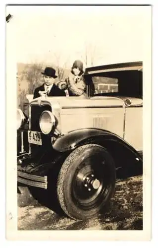 Fotografie Auto Chevrolet, elegantes Paar nebst PKW mit Kennzeichen Virginia 1930