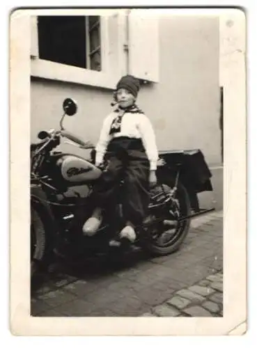 Fotografie Motorrad Phönix, Mädchen auf Krad sitzend, Fastnacht 1934