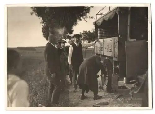 Fotografie Lastwagen, LKW der Firma Betten - Biel beim Radtausch nach Reifenpanne