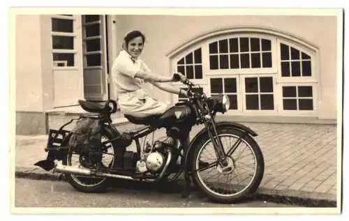 Fotografie Motorrad, junge Brünette Frau auf Krad sitzend