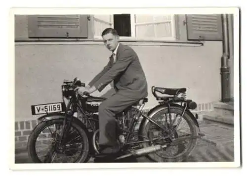 Fotografie Motorrad Puch, junger Mann im Anzug auf Krad sitzend