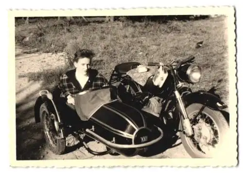 Fotografie Motorrad Adler MB 250, hübsche junge Frau im Seitenwagen