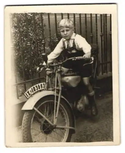 Fotografie Motorrad, Blonder Knabe auf Krad mit Kennzeichen IX-103693