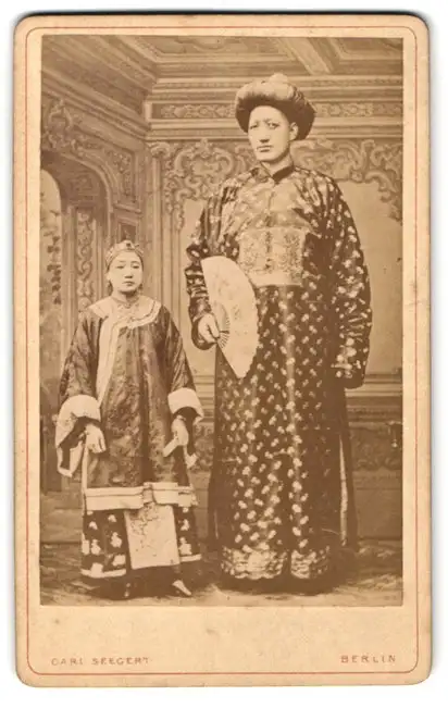Fotografie Carl Seegert, Berlin, Riese, Chinese Zhan Shichai nebst seiner Frau in traditionellen Gewand, Tracht 0