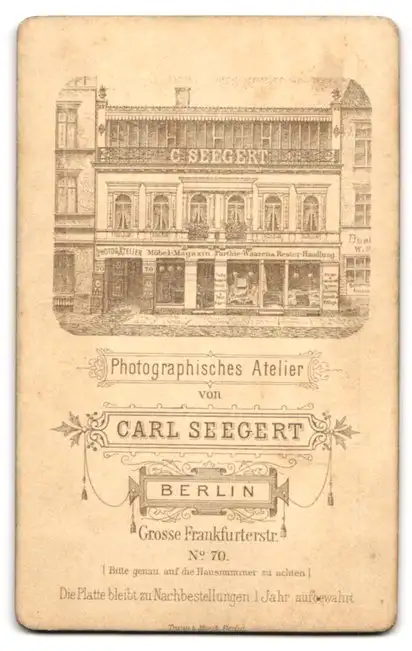 Fotografie Carl Seegert, Berlin, Riese, Chinese Zhan Shichai nebst seiner Frau in traditionellen Gewand, Tracht 1
