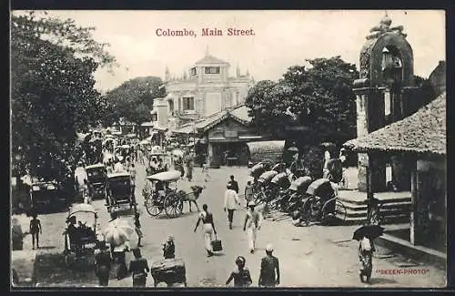 AK Colombo, Blick auf geschäftige Strasse mit Händler, Rikschas und Häuser