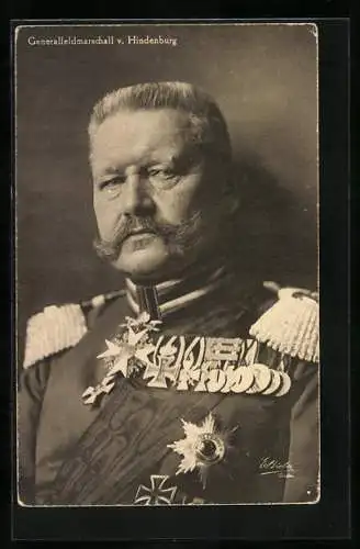 Künstler-AK Generalfeldmarschall von Hindenburg in Uniform mit Epauletten und Orden