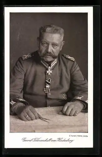 AK General-Feldmarschall Paul von Hindenburg in Uniform an einem Tisch