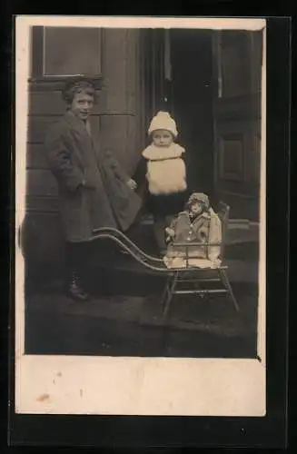 Foto-AK Mutter und Tochter mit Puppe im Schiebestuhl /Kinderwagen