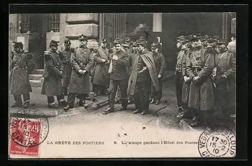 AK La Greve des Postiers, La troupe gardant l`Hotel des Postes, Arbeiterbewegung