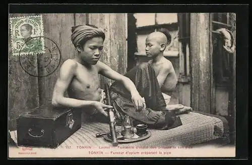 AK Tonkin /Vietnam, Fumeur d`Opium préparant la pipe, Vietnamese bereitet sich eine Opiumpfeife vor