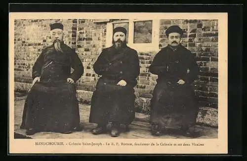 AK Colonie Saint-Joseph /Mandchourie, Le R. P. Roubin, fondateur de la Colonie et ses deux Vicaires