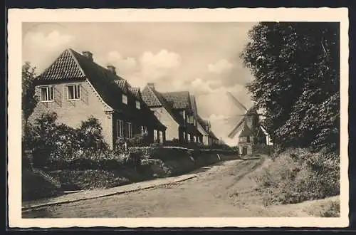 AK Meldorf /Dithmarschen, Strassenpartie mit Windmühle