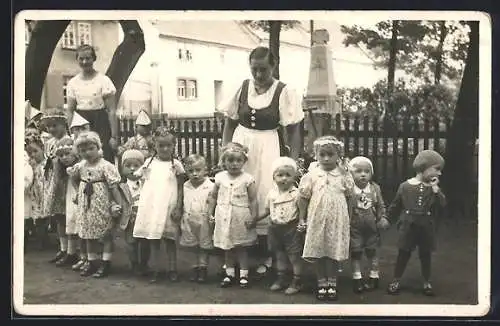 Foto-AK Neumark /Thüringen, Kinderschar am Kriegerdenkmal ca. 1940