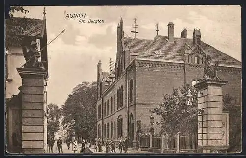 AK Aurich / Ostfriesland, Strassenpartie am Burgtor