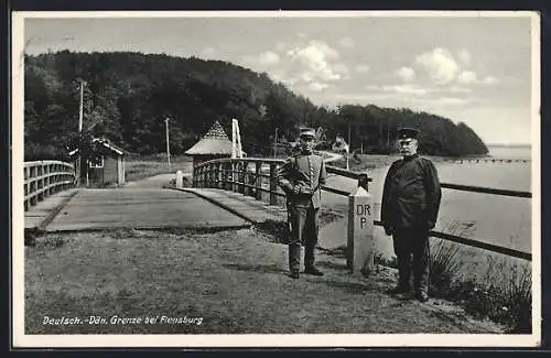 AK Flensburg, Soldaten am Grenzstein der Deutsch-Dänischen Grenze