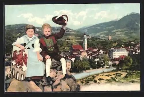 AK Meran, Kinder in Tracht sitzen vor der Kulisse des Ortes, Wappen